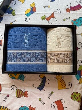 🫧🛀🫧 Yves Saint Laurent Blue & Cream Embroidered Towel Set🫧🛀🫧 NWT 🫧🛀🫧
